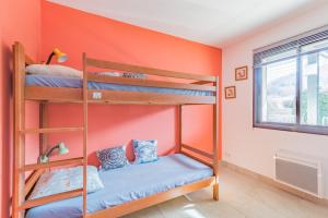 a bunk bed room with two bunk beds and a window at Appartement charmant, Malaucène, 52 m², piscine partagée in Malaucène +4 photos