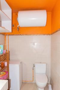 a bathroom with a white toilet and a roll boiler at Charmant studio avec vue sur mer au Moule, 20 m² + terrasse in Le Moule