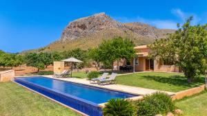 a house with a swimming pool and a mountain at Finca Ca`n Jaumí, un paraíso con vista al mar y a la montaña in Artá