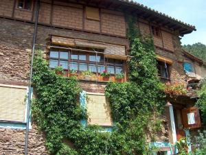 a building with ivy growing on the side of it at Comfortable Apartment in Robledillo de Gata with Balcony and View in Robledillo de Gata
