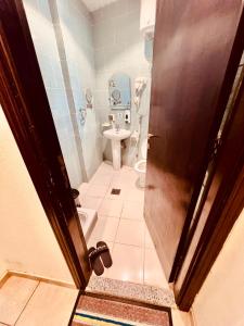 a bathroom with a toilet and a sink at فندق جوهرة ذاخر رويال توصيل مجاني للحرم - Jewel Thakher Royal Hotel Free Shuttle to Haram in Mecca +14 photos