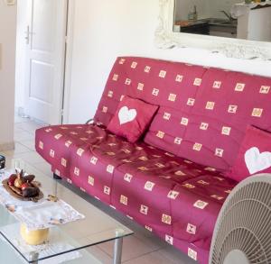 a couch in a living room with a table at Appartement douillet avec vue sur les montagnes au Vauclin in Le Vauclin