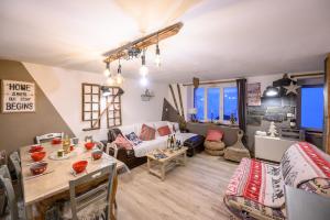 a living room with a couch and a table at Appartement spacieux à Orcières – Vue sur la montagne. in Orcières