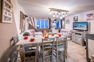 a kitchen and living room with a table and chairs at Appartement spacieux à Orcières – Vue sur la montagne. in Orcières