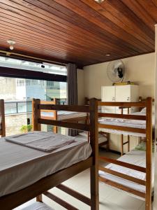 two bunk beds in a room with a window at Preservar hostel in Cabo Frio