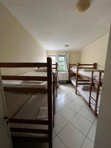 a room with a bunch of bunk beds at Preservar hostel in Cabo Frio