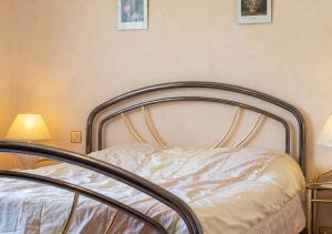 a bed in a bedroom with two lamps at Appartement confortable à Oderen 68 m² avec piscine partagée in Oderen