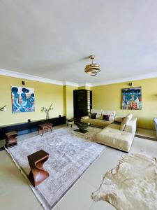 a living room with a couch and a table at Immeuble Mohamet Mbacké TAÏF in Dakar
