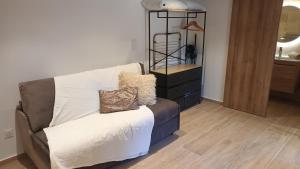 a living room with a couch and a dresser at Le cabanon in Flayosc