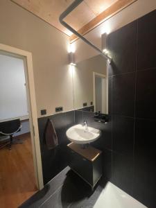 a bathroom with a sink and a mirror at Modernes und schönes Apartment VS in Villingen-Schwenningen