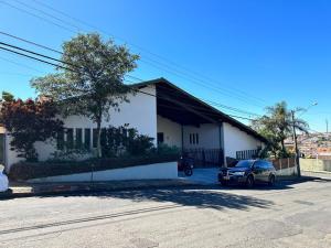 a house with a car parked in front of it at Quarto com Banheiro Privado no Centro de Botucatu in Botucatu