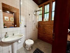 a bathroom with a toilet and a sink at Quarto com Banheiro Privado no Centro de Botucatu in Botucatu +18 photos