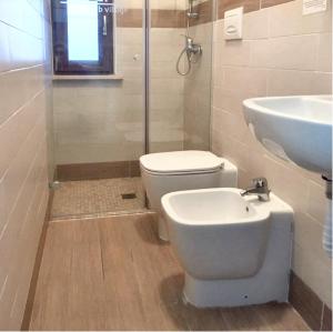 a bathroom with a toilet and a sink at Charming Studio in Vieste, 25 m², Shared Pool in Vieste