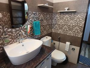 a bathroom with a sink and a toilet at Ashiana in Patiāla +22 photos