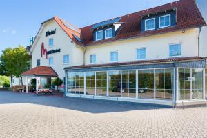 un gran edificio con muchas ventanas en Hotel Montana Lauenau, en Lauenau