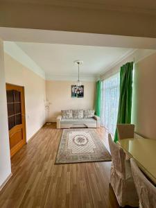 ein großes Wohnzimmer mit Sofa und Tisch in der Unterkunft fourth line in Riga