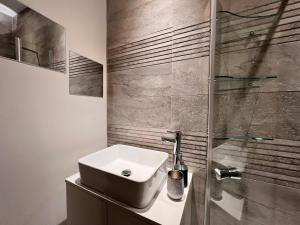 a bathroom with a sink and a shower at Central City stays in Exeter +15 photos