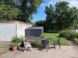 a picnic table and chairs in a yard at Tischlerei in Barum