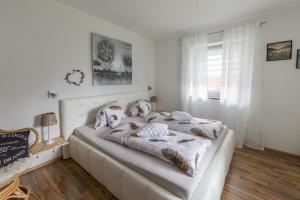 Un dormitorio con una cama con almohadas. en Ferienwohnung Prantner, en Rauris