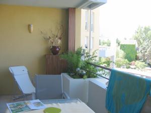a room with a table and chairs and a window at Appartement avec terrasse à Fréjus, 70 m², piscine partagée in Fréjus