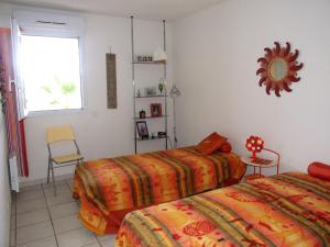 a bedroom with two beds and a window at Appartement avec terrasse à Fréjus, 70 m², piscine partagée in Fréjus +5 photos