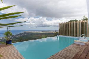 a swimming pool with a view of the ocean at Villa élégante à Saint-Paul avec piscine privée ouverte toute l'année in Saint-Paul +41 photos