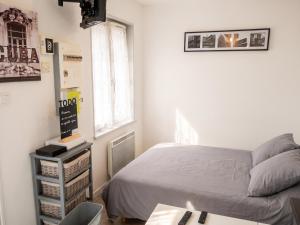 a bedroom with a bed and a desk and a table at Studio cosy à Montargis - 13 m² - Parking inclus in Montargis