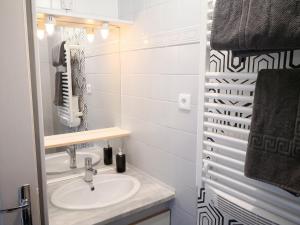 a white bathroom with a sink and a mirror at Studio cosy à Montargis - 13 m² - Parking inclus in Montargis
