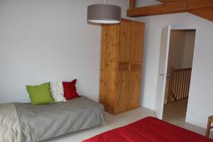 a bedroom with a bed and a wooden door at Appartement accueillant à Xonrupt-Longemer 70 m² avec jardin privatif in Xonrupt-Longemer +30 photos