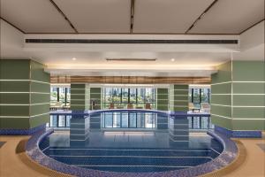 a view of the lobby of a hotel with a pool at 杭州钱江新城黄龙璀怡酒店 凯悦尚选 in Hangzhou