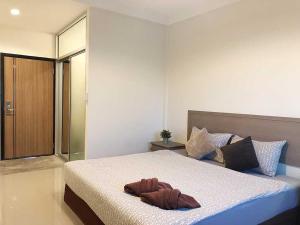a bedroom with a bed with a towel on it at Collection O Ayothaya Hotel in Phra Nakhon Si Ayutthaya +19 photos
