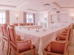 a long table in a room with chairs at BE BIO Hotel be active - Nähe historischer Hafen in Tönning