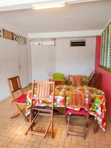 a dining room with a table and chairs at Appartement confortable à Sainte-Anne, 70m², vue jardin in Sainte-Anne