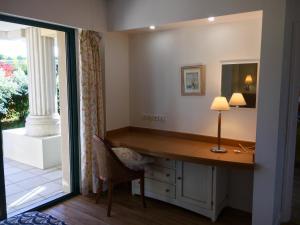 a desk with a lamp and a chair in a room at Appartement cosy à Saint-André-des-Eaux de 47 m² avec jardin in Saint-André-des-Eaux