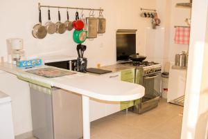a kitchen with a white counter and a stove at Appartement face à la mer à La Trinité – 70 m² – Terrasse in La Trinité