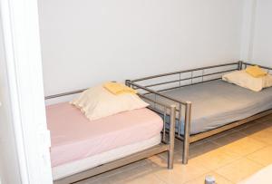 two bunk beds in a room with white walls at Appartement face à la mer à La Trinité – 70 m² – Terrasse in La Trinité