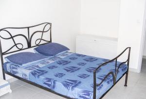 a bed with a blue comforter and blue pillows at Appartement face à la mer à La Trinité – 70 m² – Terrasse in La Trinité +23 photos
