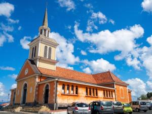 a church with cars parked in front of it at Appartement lumineux aux Trois-Îlets in Les Trois-Îlets