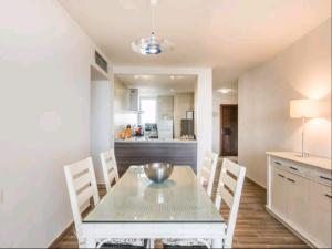 a kitchen and dining room with a table and chairs at Apartamento Playamar in Torremolinos