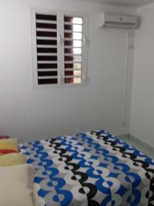 a bed in a room with a window at Maison accueillante aux Mangles avec jardin clôturé in Les Mangles