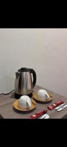a tea kettle and two plates on a table at استديو الراحه in Ash Shishah