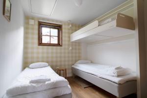 two beds in a small room with a window at Lake Cabin with Fireplace in Åre