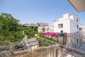 a stairway leading up to a white building with pink flowers at Charming apartment in Vieste with balcony and garden view in Vieste
