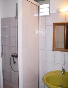 a bathroom with a green sink and a shower at Appartement de charme à Port-Louis, 35 m², jardin privé in Port-Louis +10 photos