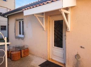 a door on the side of a building with a patio at Appartement accueillant à Penne-d'Agenais - 32 m² - Terrasse in Penne-dʼAgenais