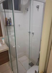 a bathroom with a glass shower with a toilet at Lindo quarto centro Uberlândia in Uberlândia