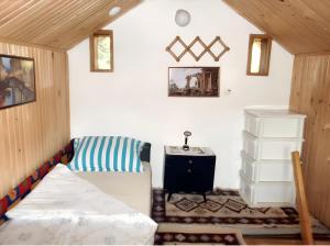 a small room with a bed and a desk at Cozy House in Jazvine with Garden in Jazvine
