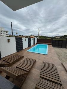 a swimming pool on the roof of a house at Casa Completa em Picarras, Piscina, Sinuca e Churrasqueira in Piçarras