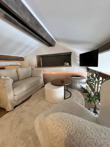 a living room with a couch and a tv at De Hombrake, Bed & Breakfast in Wilp