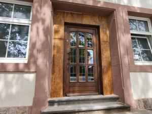 a wooden door on the side of a building at Alte Schule Gästehaus - Klassenzimmer Loft in Bitburg